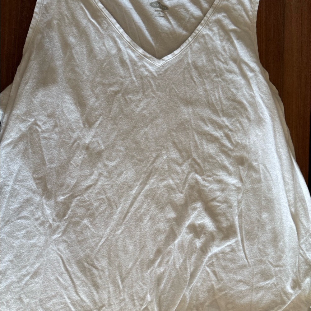 Old Navy Women's white V-Neck Tank Top